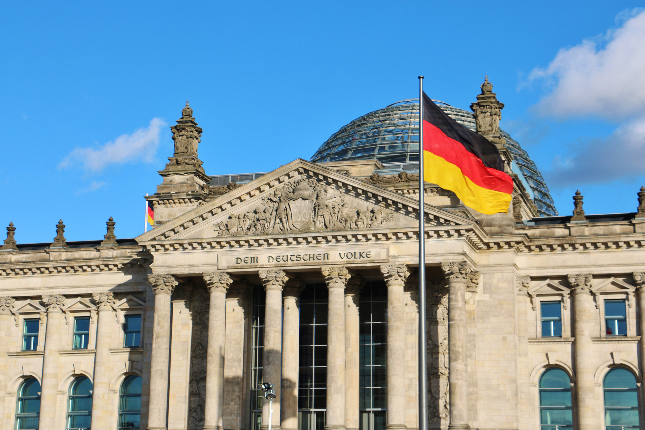 Deutscher Bundestag mit Deutschlandflagge
