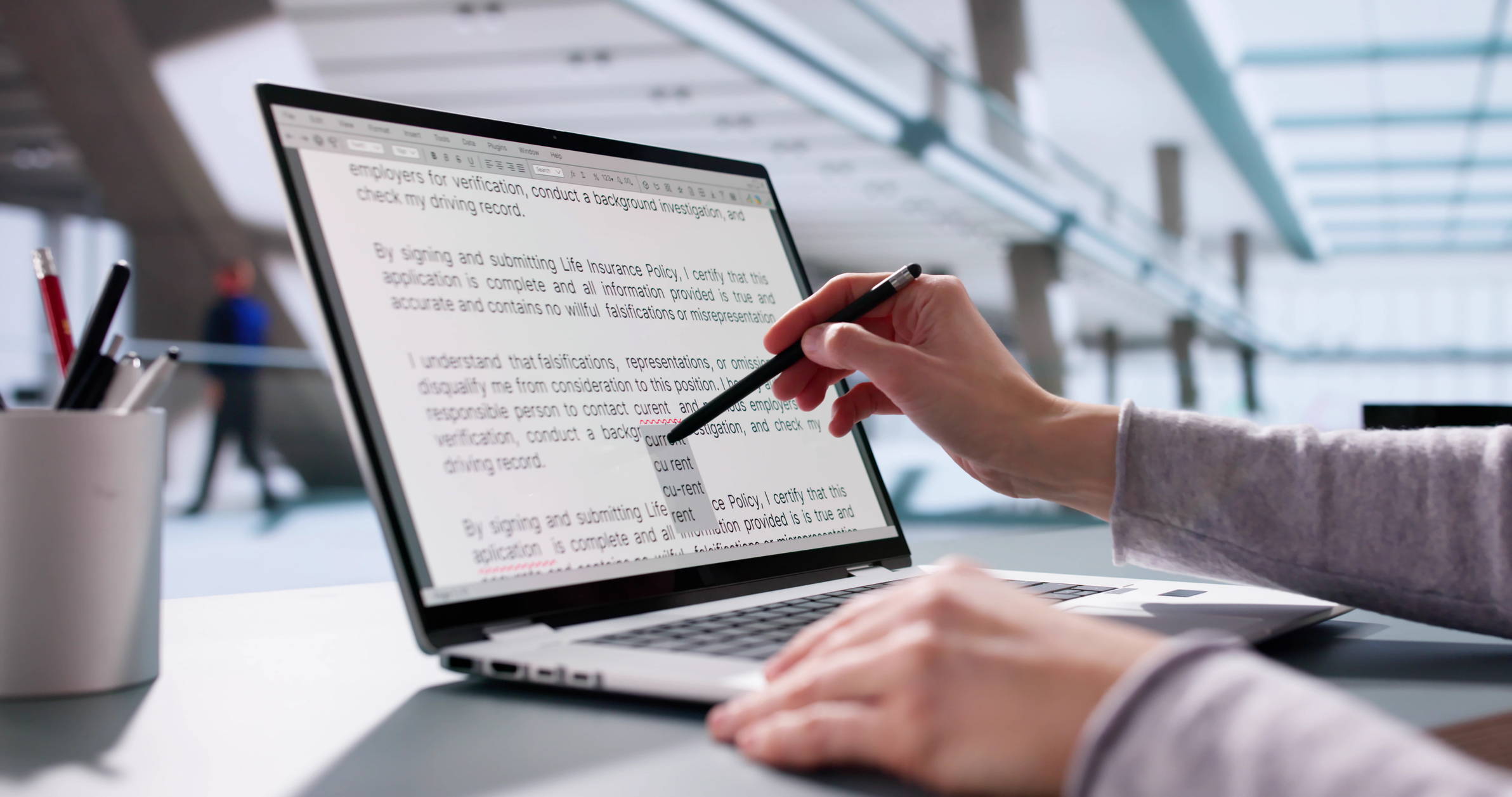 Junge Frau prüft einen Text